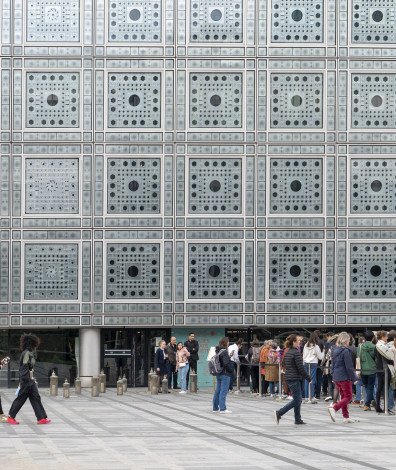 Visiteurs en nombre sur le parvis de l'IMA