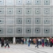 Visiteurs en nombre sur le parvis de l'IMA